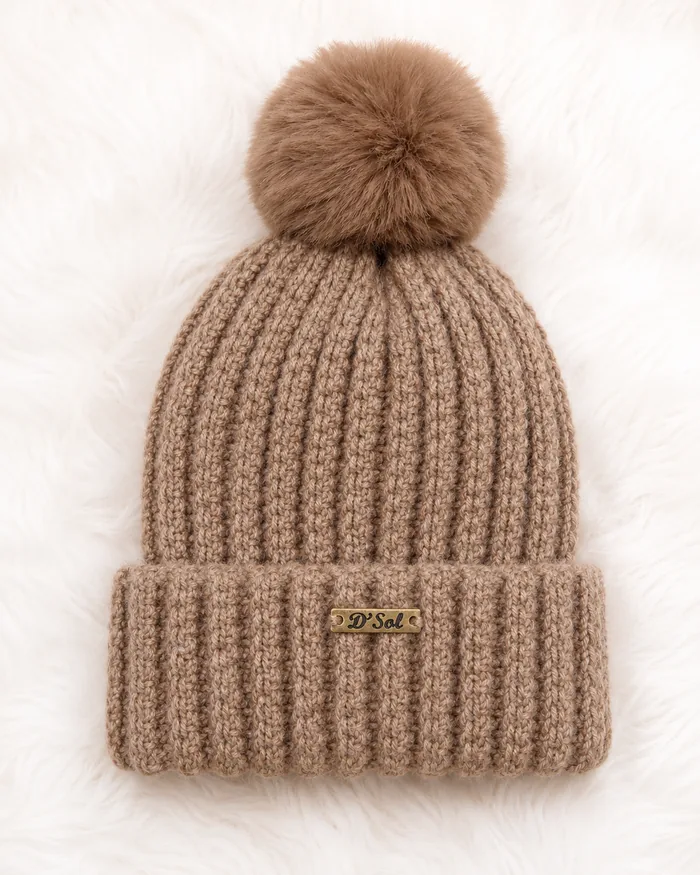 Gorro de crochê caramelo com pompom de pelo e etiqueta D' Sol